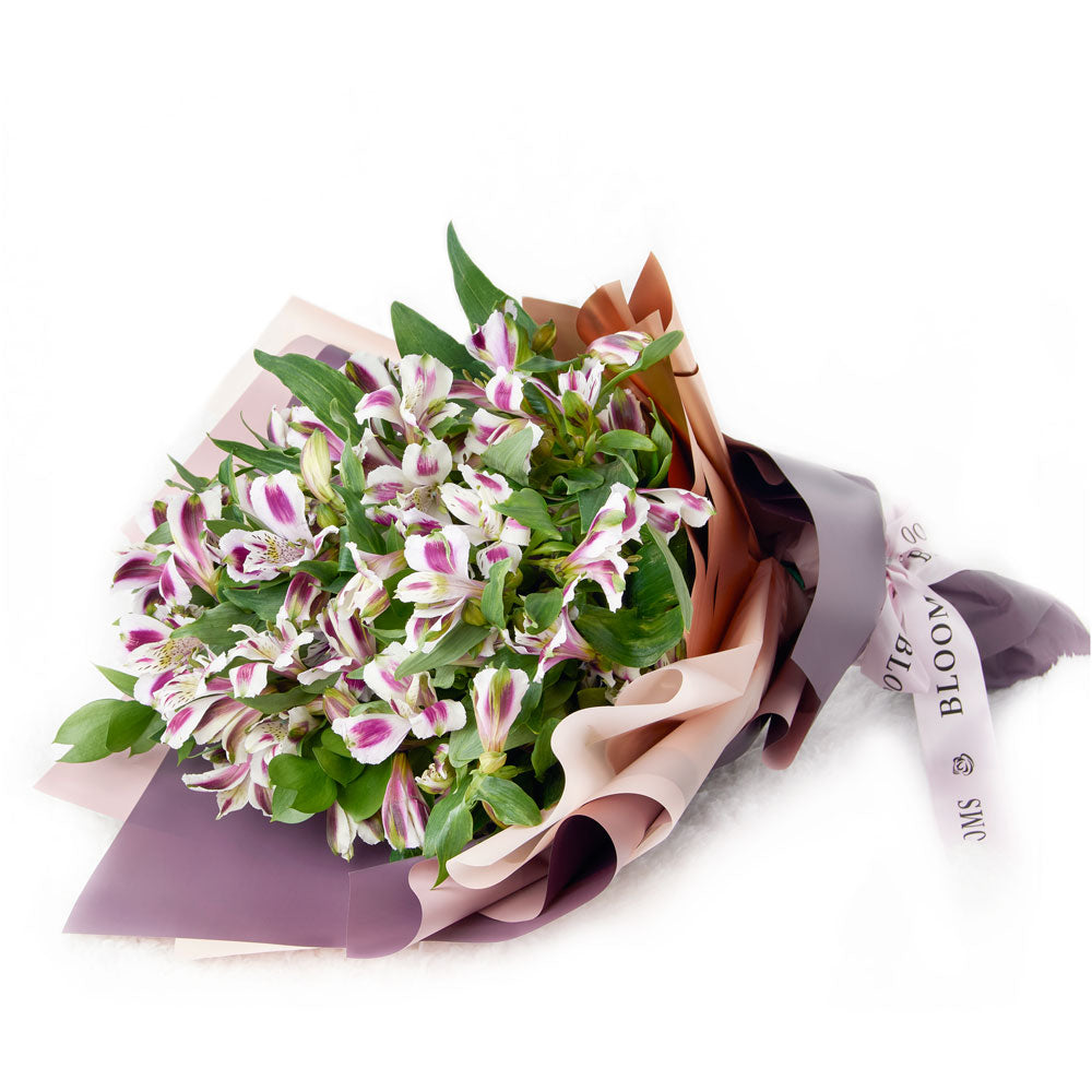 Lavender Alstroemeria Bouquet with Ruscus – how the gift is presented