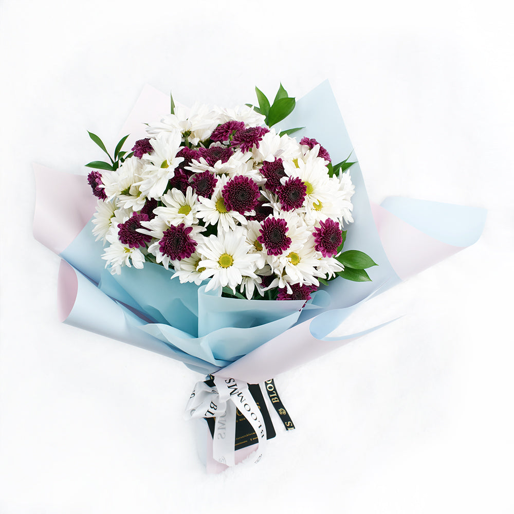 Large White and Purple Daisy Bouquet with Ruscus – how the gift is presented