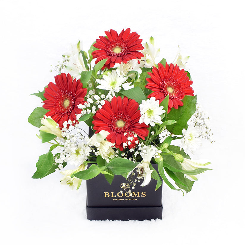 Hat Box with Red Flowers – how the gift is presented
