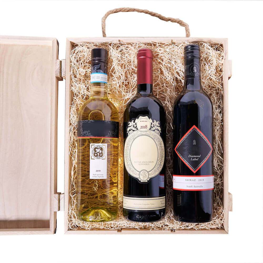 Burned Finish Wine Gift Box – how the gift is presented