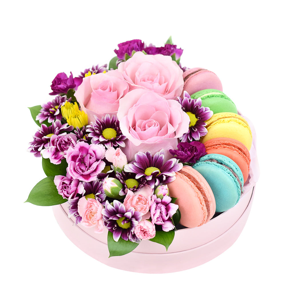 Fresh Flowers and Macaron Box – how the gift is presented