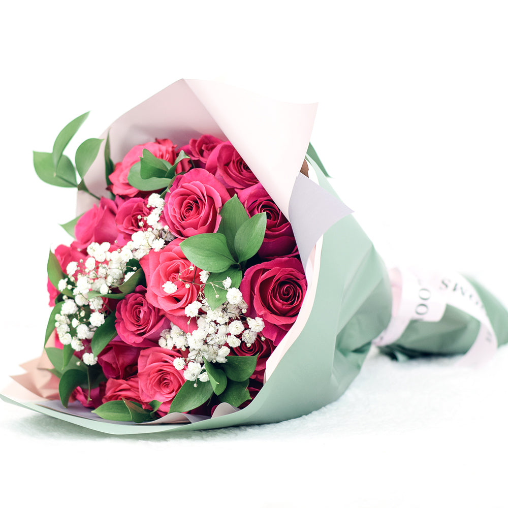 Deluxe Pink Rose and Ruscus Bouquet – how the gift is presented